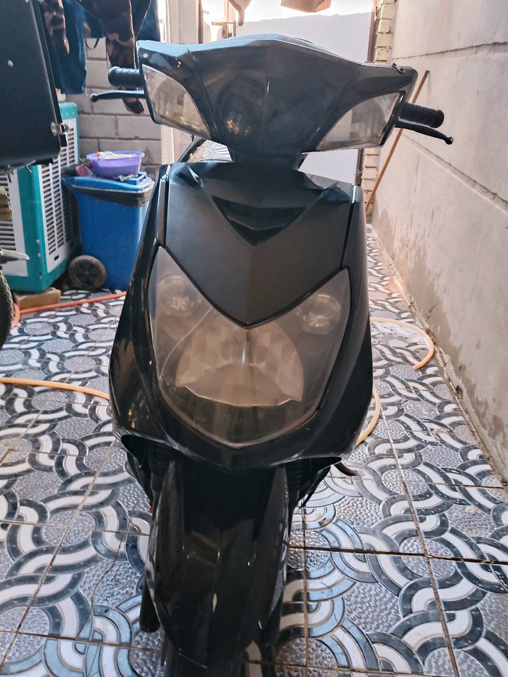 سكنس فحل نوزل خطين طلاعات 
الدراجة ما مفتوحة ولا تبخير ولا تنقيص 
بيهة نقوصات بسيطة 1قبق بانزين 2واقية مال صالنصة 3كشن 
رايدها ب 600وبيها مجال العنوان الكاضمية 