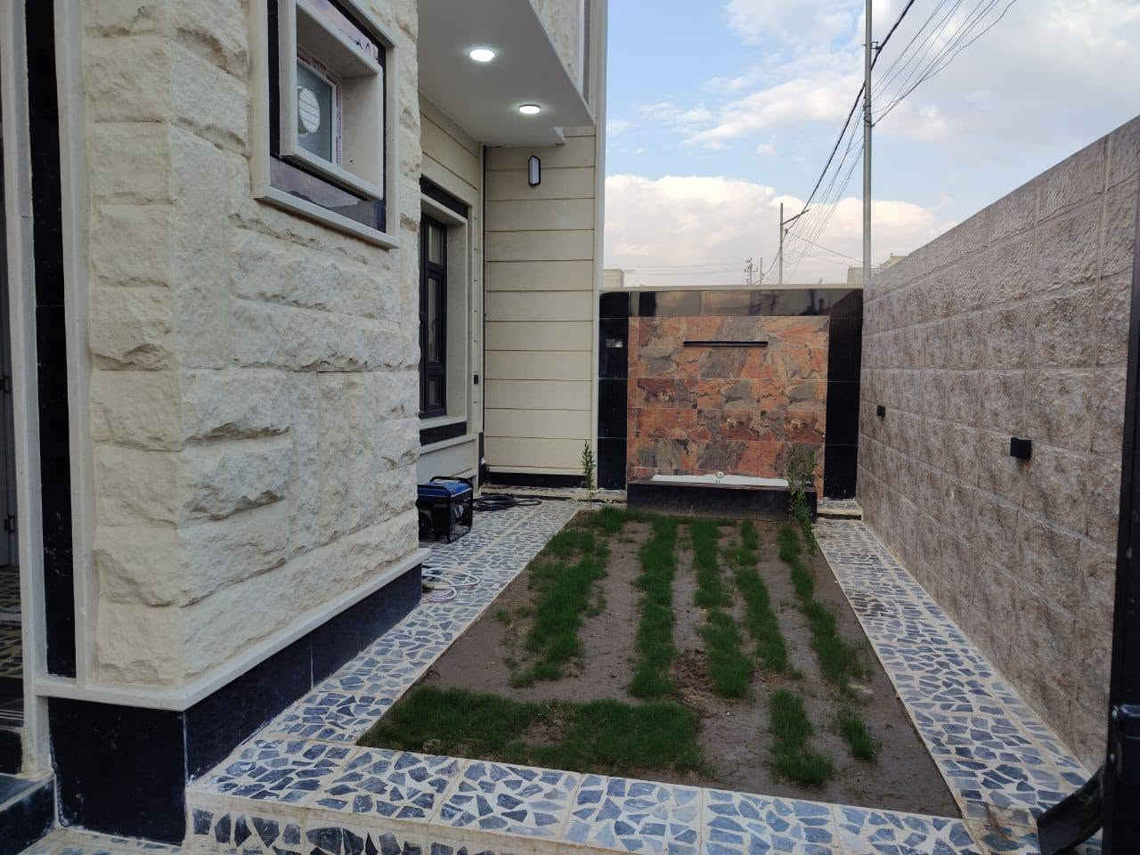 دار للبيع 216متر حي الملايين قرب جامع لله ما في السموات والأرض
بناء حديث غرفتين نوم  وحدة سويت وغرفة طعام ومطبخ حار وبارد واستقبال وحديقة
***********
***********
