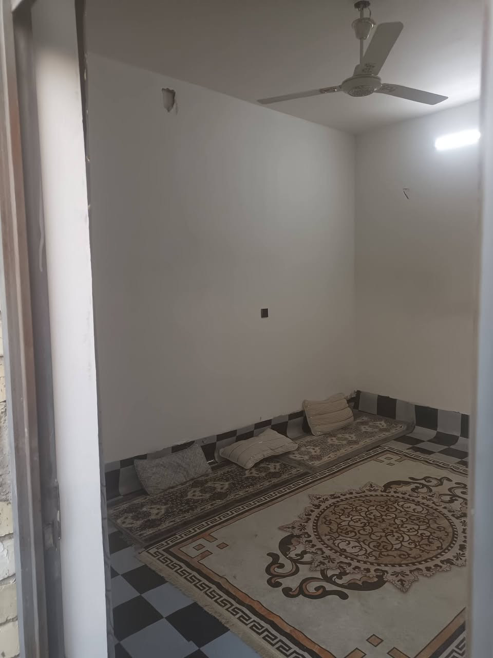 عنوان 7قصؤر شارع ابو علي قرب شارع 20
مساحه 150 متر 
واجهة 7ونص نزال 20. 
فرع 9متر 
كهرباء 
ماء 
مجاري 
تبليط 
اناره 
كامل خدمات 
الإستفسار أكثر على الرقم 
***********
طابؤ زراعي سند 25 قرار محكمه 
نسخه من السند موجود 
#الجميع
