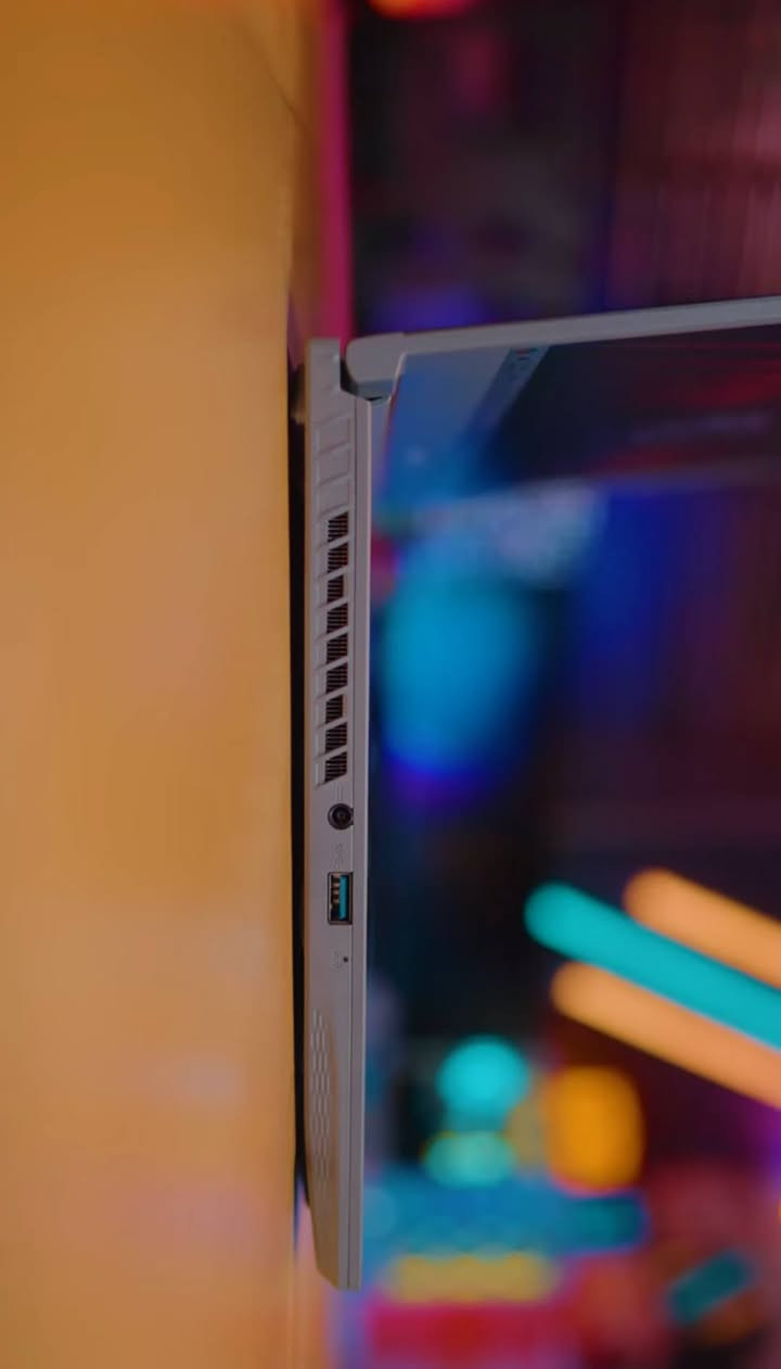 لابتوب msi جيمنج نسخه مميزة
مستخدم 4 أشهر نضافه قويه جدا لا يوجد أي شخط أو بكسل عاطل كيبورد نضيف و واضح جدا
كرتونه موجوده وموجود أيضا شأنه اصليه لل لابتوب بطارية قويه جدا ومحافظة عليها
سعر مليون و 200 ألف 
موقع الرمادي 
لل تواصل ***********
الميزات الأساسية

العلامة التجارية: إم إس آي (MSI)

معالج إنتل كور i7-13620H

بطاقة رسومات NVIDIA GeForce RTX 4050 للابتوب بسعة 6 جيجابايت GDDR6

شاشة 15.6 بوصة بدقة Full HD (1920×1080)، معدل تحديث 144 هرتز، لوحة بمستوى IPS تدعم تصفيه ألوان عبر إنفيديا

ذاكرة RAM بسعة 16 جيجابايت DDR4-3200 | سعة تخزين SSD بحجم 512 جيجابايت

تطبيق MSI App Player لتجربة ألعاب سلسة بين الهاتف المحمول والكمبيوتر

جاهزية للصوت عالي الدقة

نظام التشغيل: ويندوز 11 برو
