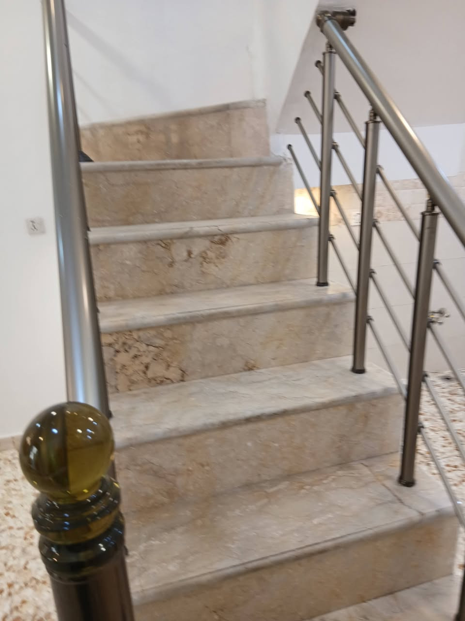 دار زراعي حديث زيرو للبيع سند ٢٥  منطقة السبع ابكار مقابيل مركز شرطة الصليخ  بصف جامع الحجية المساحة ٤٠ متر الواجهة ٤ متر ثلث طوابق يحتوي من استقبال ومطبخ وثلث غرف نوم وحمام عدد ٢ ومنور وبيتونة وسطح والمنطقة خدمات كاملة عرض شارع ٩ متر والبيت فارغ جاهز للسكن وقريب على الشارع العام الاستفسار( *********** )
