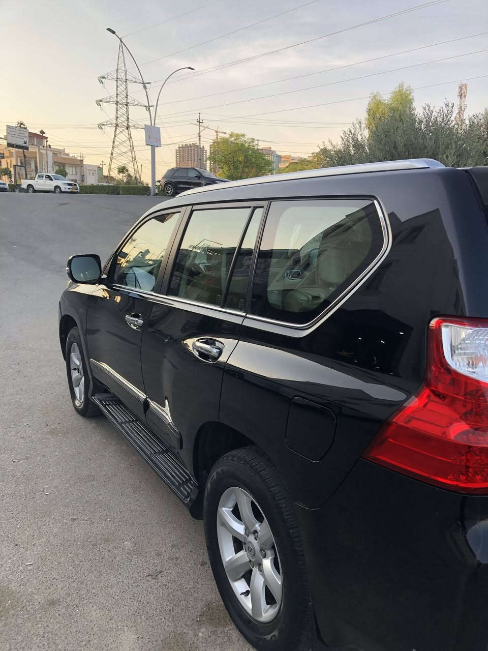 للبيع سيارة لگزز أبرادو موديل (2010)بدون صبغ بدون تبديل السعر(220)$رقم موبايل(***********)
