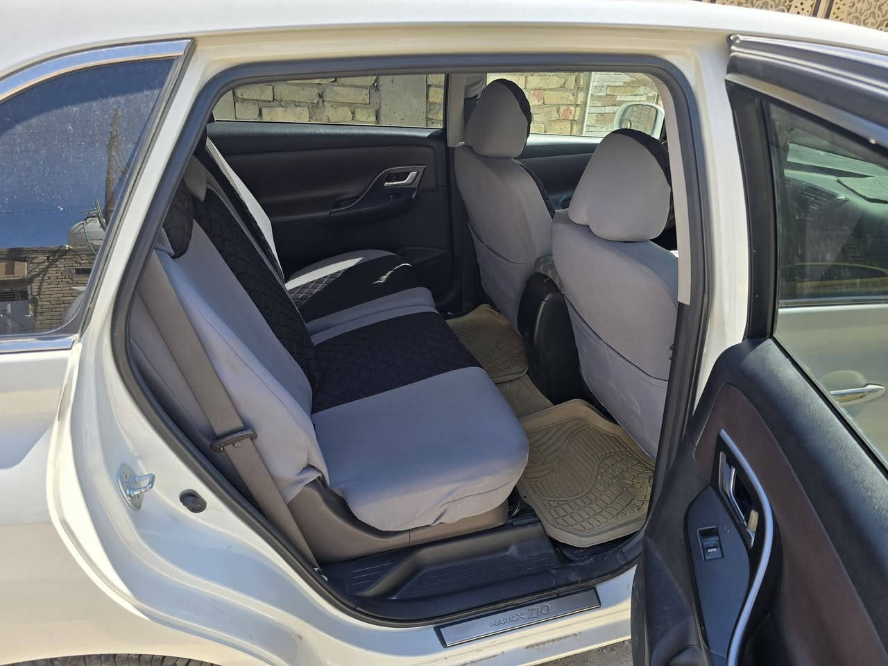 السلام عليكم..
مارك Zio X2   ادوات 
 السياره حاويه بدون كصه
موديل 2010
محرك 2400
4 سلندر
7 راكب
سياره كلش حلوه وناعمه ومشموله بالترقيم وقليله الصرف بالبانزين وسياره عائليه السعر   65 $
مكاني ذي قار
هـ / ***********
