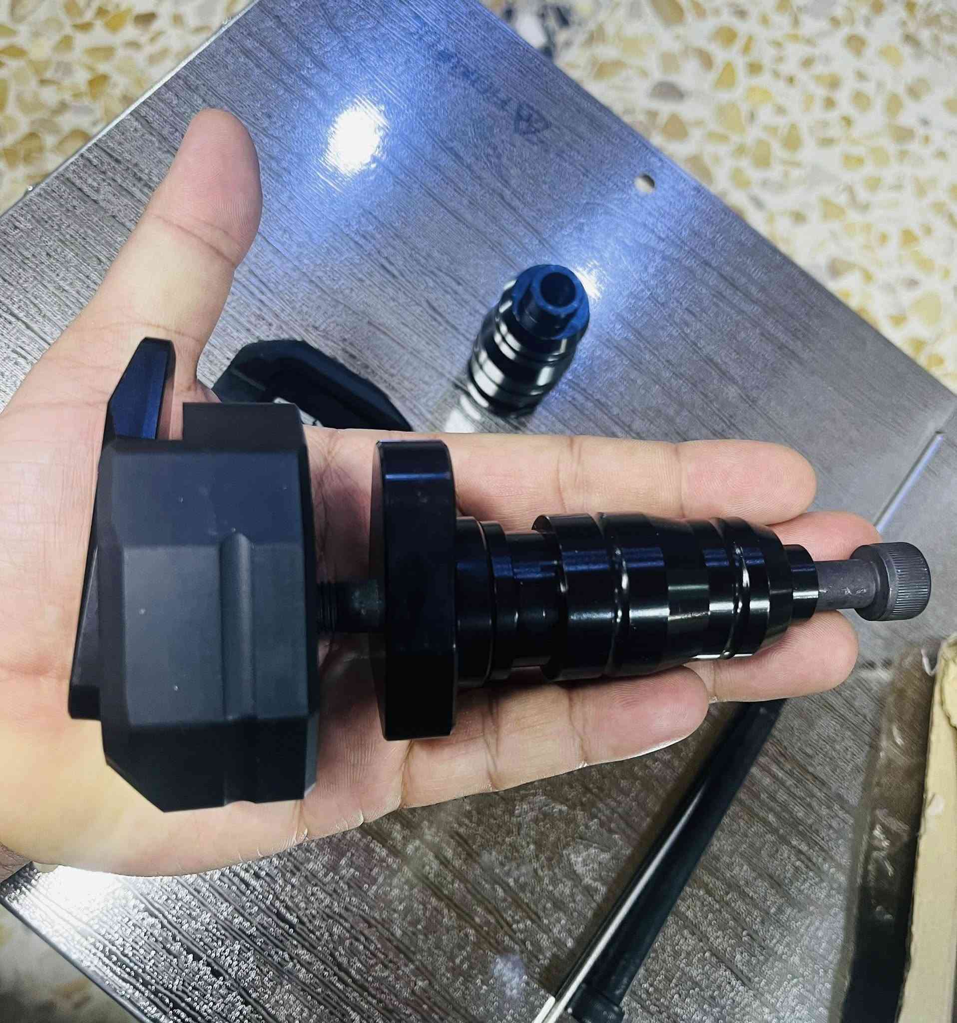 السلام عليكم
شباب  زوج قواعد حماية جانبيه للدراجات البطح

تفاصيل من الموقع 

هذه السلايدرات (Frame Sliders) مصممة خصيصاً لحماية هيكل ومحرك دراجة سوزوكي طراز GSX-S1000GT من الخدوش والأضرار في حال السقوط. 
المادة: مصنوعة من الألومنيوم المتين باستخدام تقنية التصنيع باستخدام الحاسب الآلي (CNC).
الوظيفة: تعمل كحاجز لحماية الإطار، المحرك، وهيكل الدراجة النارية.
التوافق: تناسب موديلات Suzuki GSX-S GT و GSX-S1000GT
وحتى الهوندا وبعض الانواع الاخرى من انواع البطح 

سعر التخم 📌٣٠ الف


**إذا كنت صاحب هذا الإعلان وتريد حذفه لأي سبب، رجاءا أرسل رسالة إلى الدعم الفني**