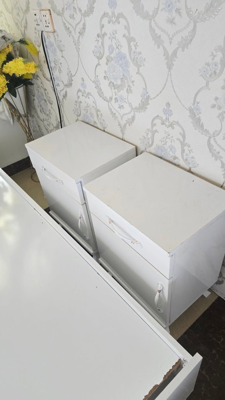 للبيع سرير عدد ٢ كومديات عدد٢ ميز مرايه 
للتواصل واتساب او اتصال 
***********
