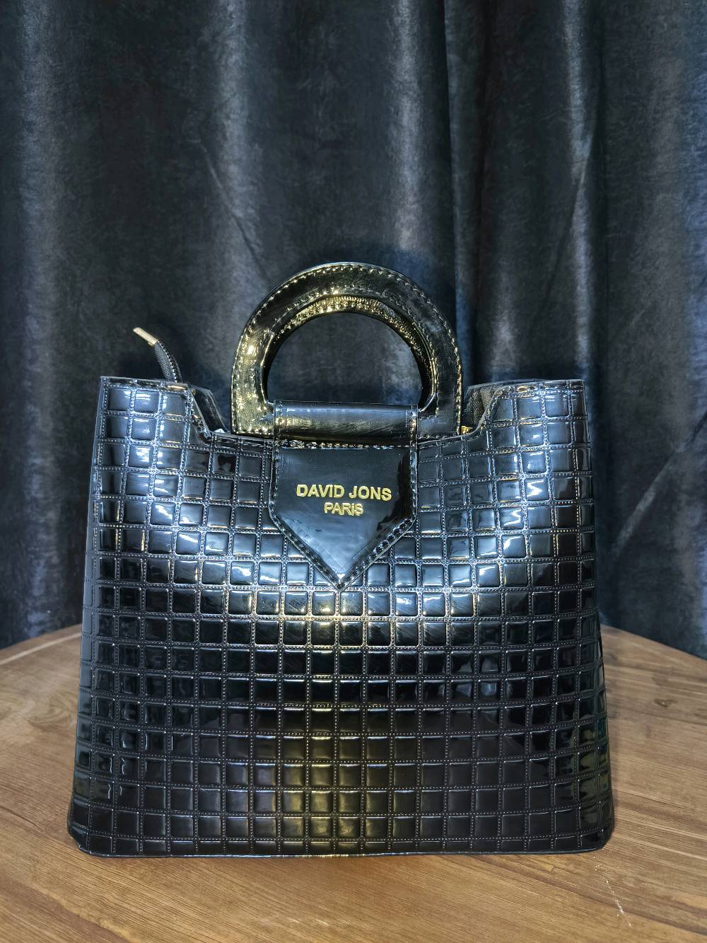 👜 حقيبة جلد روغان فخمة
خامة عالية الجودة ولمعة أنيقة
تصميم عصري يليق بكل الإطلالات
عملية ومناسبة للاستخدام اليومي والمناسبات
مريحة بالحمل وتدوم لفترة طويلة
السعر: 12,000 دينار
🚚 توصيل لكل محافظات العراق
للحجز والاستفسار الاتصال او المراسله على الواتساب او فيسبوك او انستقرام
chic Baghdad 