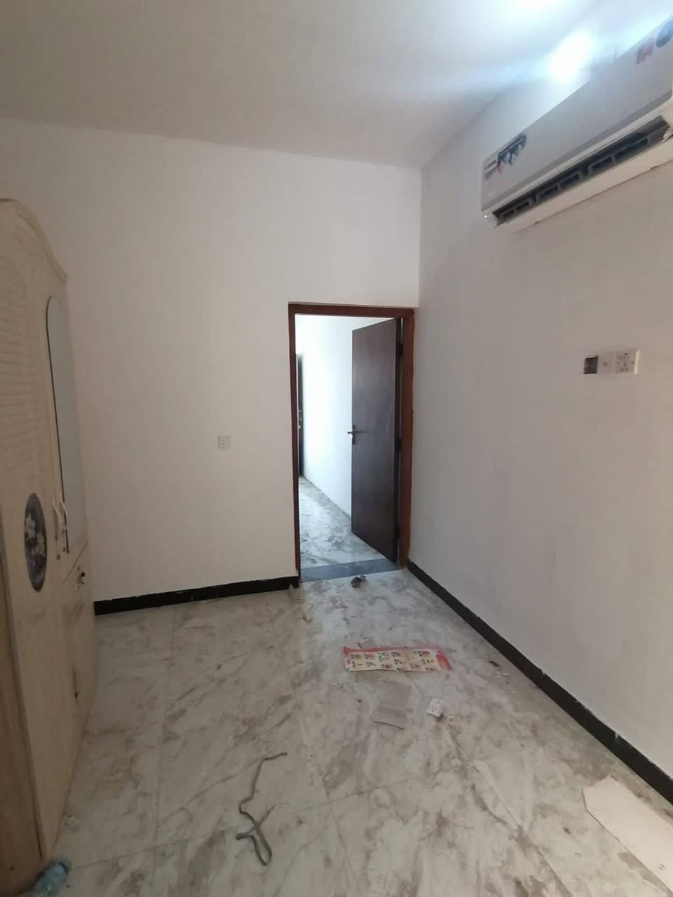 📍 بغداد ‐- الرفاق الثانية – خلف الأربع شوارع
💎 بيت استثماري مميز بمواصفات نادرة
📐 المساحة: 75 متر
📏 الواجهة: 5 متر
📏 النزال: 15 متر
🛣 عرض الشارع: 15 متر
🏘 يتكون من وحدتين سكنيتين منفصلتين بالكامل
✨ تصميم ذكي مثالي للسكن أو الاستثمار
🔻 الطابق الأرضي
▪️ غرفة
▪️ صالة
▪️ مطبخ
▪️ حمام
▪️ منور
💰 مؤجر حالياً بمبلغ: 400,000 دينار شهرياً
🔺 الطابق الأول
▪️ غرفتين
▪️ صالة
▪️ مطبخ
▪️ حمامين
💰 السعر: 160,000,000 دينار
🔥 دخل شهري فوري
🔥 موقع حيوي عالي الطلب
🔥 وحدات مفصولة + شارع واسع = استثمار مضمون
📲 للاستفسار والحجز:
☎️ ***********

#️⃣ #بيت_للبيع #عقار_بغداد #الرفاق_الثانية #فرصة_استثمارية #استثمار_عقاري #عقار_راقي #بيوت_للبيع #عقار_العراق #بيع_سريع #دخل_شهري #مستثمر 💎🔥
