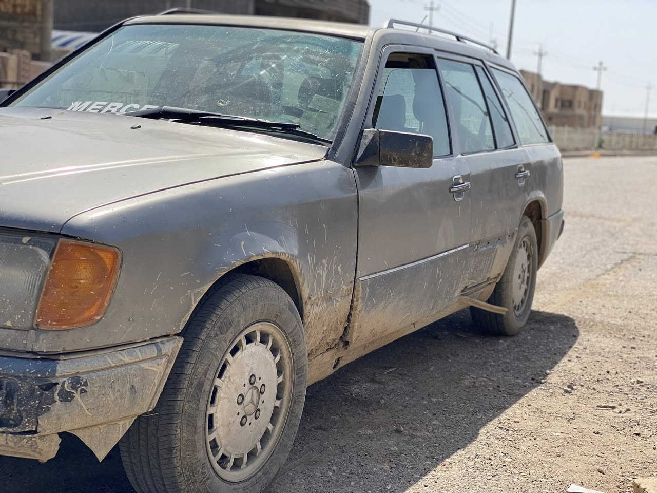 للبيع: مارسدس دب ستيشن موديل 1990
السيارة باسمي وجاهزة للنقل، تمشي وتشتغل وما بيها مشاكل قوية.

🔹 المواصفات:

* موديل: 1990
* نوع: ستيشن (عائلية)
* حدادية جديدة
* تخم تايرات جديد
* بيها منظومة تبريد متكاملة (تحتاج بس غاز)

🔹 الملاحظات:

* دبل الوراء تالف
* تحتاج غسلة وتنظيف خفيف

💰 السعر: ٣٥ورقة وقابل للنقاش للجاد

📍 الموقع: (***********)
📞 للتواصل: (ميسان قضاء الكميت
