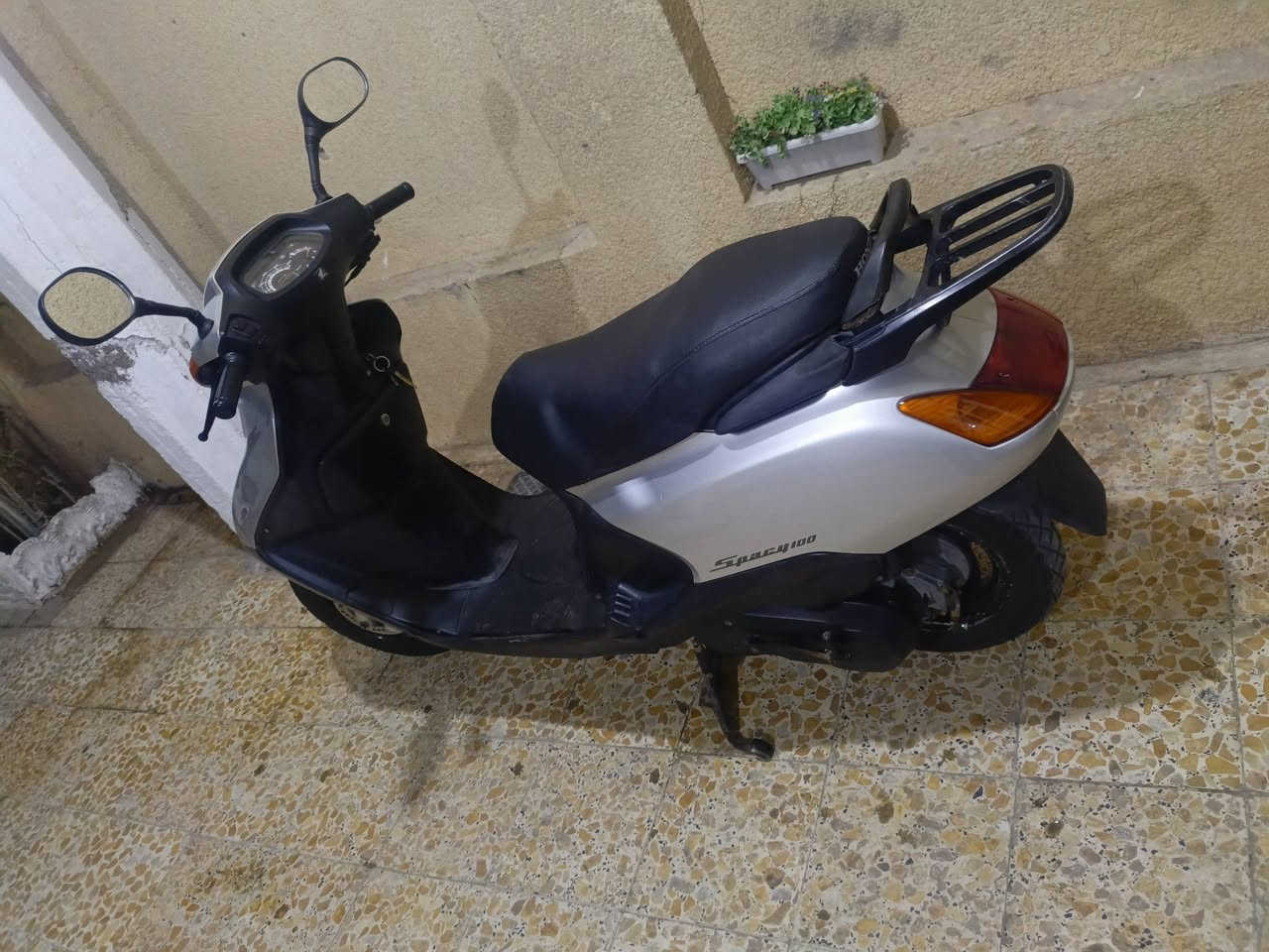 السلام عليكم سبيسي ياباني للبيع الدراجه جديده صار شهرين من طالعه من المعرض كفراته أصليه والدراجه لوك ما ماشيه هواي وكله بلاديه وشغاله برغي🔩 تجاري مابيه كل نقص مابيه المكينه خرسه شرط متسمعله صوت ناعمه كلش فقط ولفات مبدل سعره ٧٥٠جوه السوك مكاني الكوت الشراي يتصل ***********
