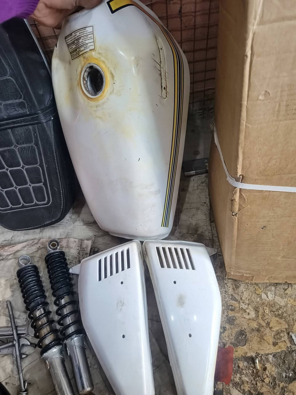 السلام عليكم.
غراض 4 كير للبيع 
تانكي وصفاحيات ب 15 
كشن بلادي ناصي ب 15 
دبلات امامي شغالات ب 25 
دبلات خلفيه شغالات ب 10 
صالنصه مختمه ب 10 
استفسار خاص او رقم ***********. مكاني نجف ناحيه القادسيه
