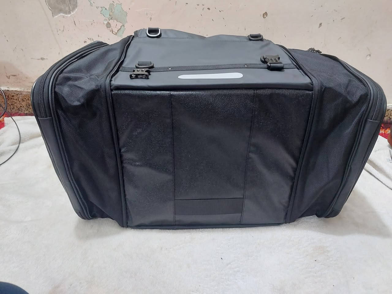 للبيع جنطة  ترحال او سفاري ماركة غنية عن التعريف وراقية جديد تفاصيل بالصور سعر 90الف توصيل موجود ***********
