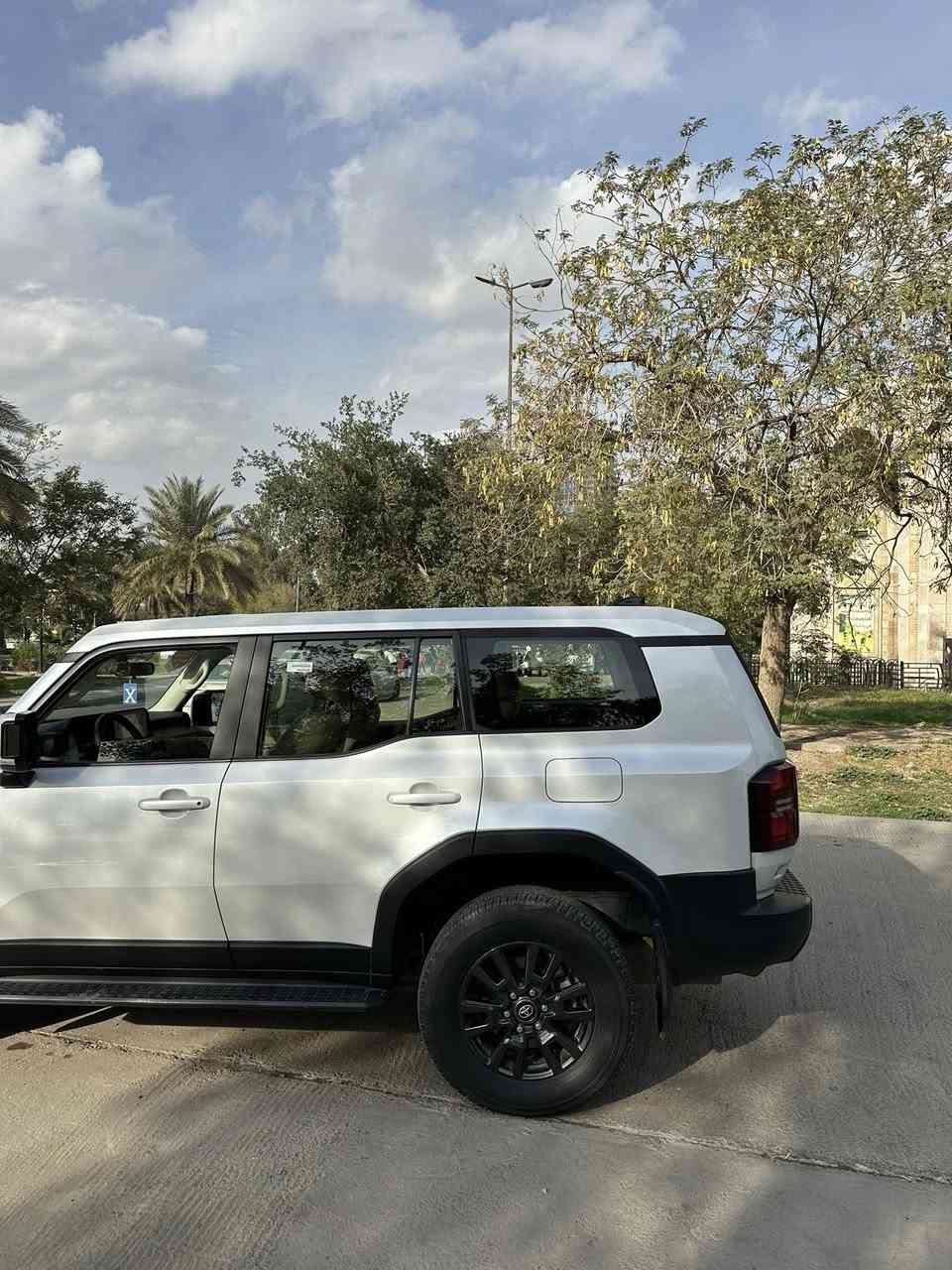 السلام عليكم برادو للبيع موديل 2024 مكفوله كفاله عامة رقم اربيل ماشيه24 عنوان السياره بغداد الحارثيه للتصال ***********
