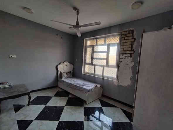 السلام عليكم 
بيع مستعجل 
دار للبيع طابو زراعي سند 25 
المساحه 155 متر 
الموقع حله حي الصحه مجاور بيت المستشار 
طابقين بناء حديث ديكورات مغربيه شغل ممتاز 
نقص واجهه فقط 
يحتوي على 3 غرف نوم .صاله. كليدور .مجمعات صحيه 
////// السعر الكلي مع الاثاث 200 مليون ...بدون اثاث 190 مليون مع المجال ///
للراغبين مراجعة المكتب
*********** واتساب 
*********** 
*********** ابو علاء
