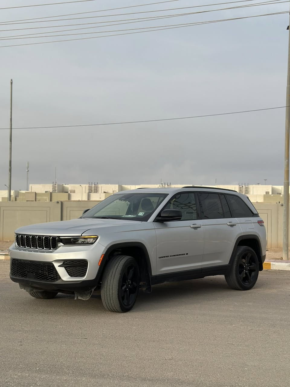 جيب كراند شيروكي التيتيود بلاك ادشن .
الموديل : 2024 . (وارد امريكي) .
293hp . V6. 3.6L : المحرك
العداد : 21 الف كيلو متر .
المواصفات :
* 5 راكب .
﻿﻿دفع رباعي 4x4 .
﻿﻿رادار امامي مع مانع تصادم .
﻿﻿تحذير الخروج عن المسار .
﻿﻿تحذير النقطة عمياء .
نظام تحذير عند التقاطعات.
* شاحن موبايل وايرلس.
* ويل قياس 20 انج .
* فتحة سقف .
* لوحة القيادة بقياس 12 أنج.
* كير شفتر بالستيرن .
* كاميرا خلفية.
*شاشة متوسطة 8.1 أنج
* المصابيح الأمامية زنون .
* كشافات الضباب زنون،
* دخول ذكي.
الصندوق الخلفي كهربائي .
﻿﻿فرش المقصورة الداخلية من الجلد والشاموا .
﻿﻿مقعد السائق كهربائي .
﻿﻿المقاعد الأمامية تدفئة .
﻿﻿حساسات خلفية .
﻿﻿دوسات جانبية .
﻿﻿مكيف خلفي .
﻿﻿تدفئة مقود القيادة .
﻿﻿مانع تصادم خلفي .
﻿﻿بلوتوث تلفون .
الضرر: تبديل بنيد فقط بدون ايرباغ وبدون شواصي
⭕️ مكاني البصرة
دخول جديد كتاب شهداء
***********
السعر: 280
