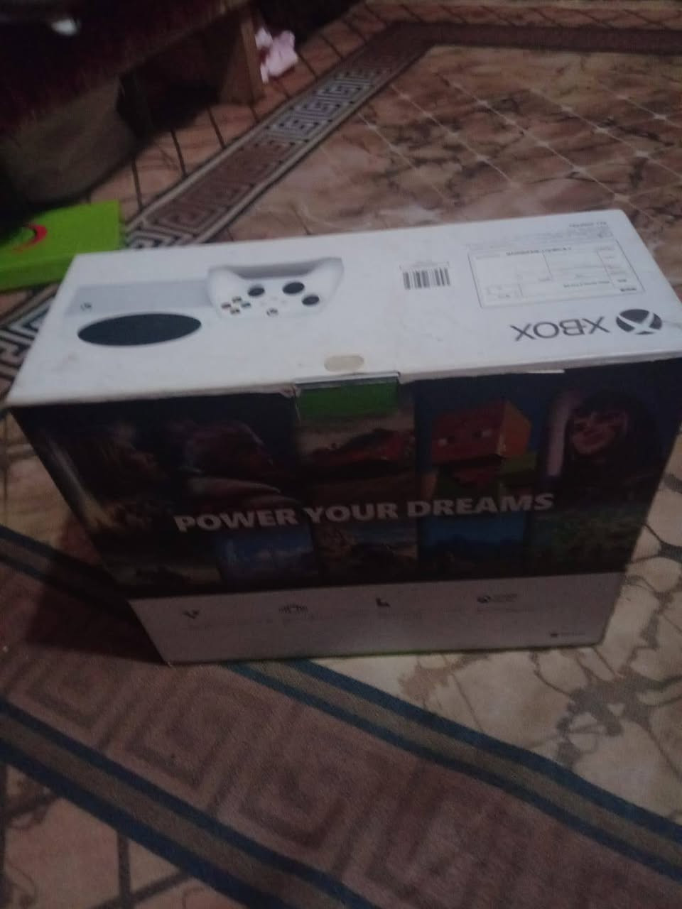 اكسـ بوكسـ سيريسـ اسـ الجهاز جديد مثل ما موضح بصوره وما صارلي شهرين من اخذته وكلشـ متوازي ع بيعته الجهاز لوك ستيكر ممفتوح كامل ملحقات والكارتونه  مالته وياه العنوان بغداد الشعله شرايي تواصل وياي ع هل رقم ***********
