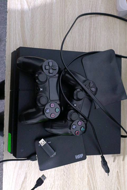 العنوان بغداد السريدات القديمه 
يجي ويا يو بي اس هديه بس يحتاج تبديل بطاريه البلي مهكر مامفتوح النوعيه فات 
ويه هارد 500 كيكا ب300واذا بدون الهارد ب280 والبلي 500 كيكا وبي مجال للسراي 
