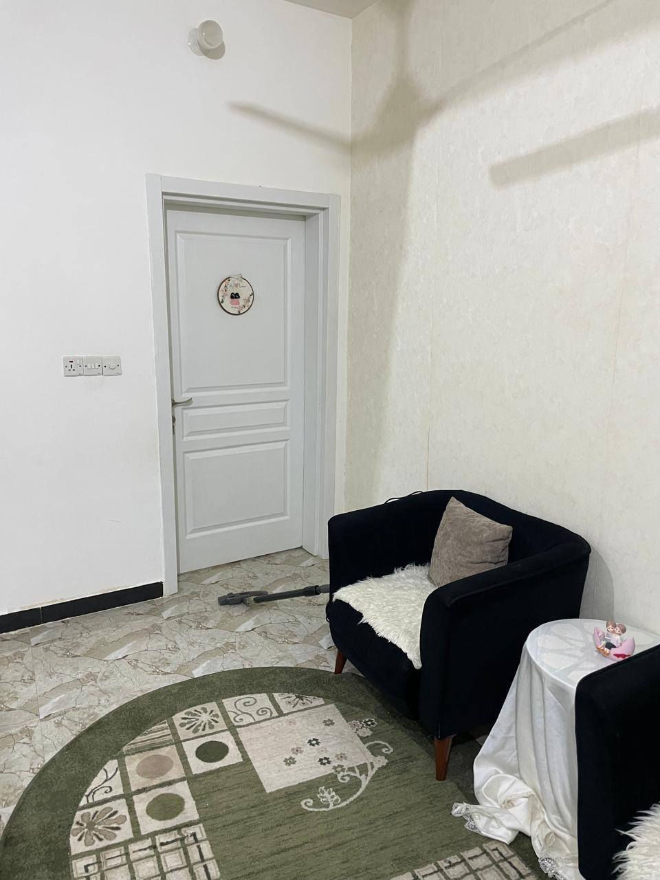 سلام عليكم بيت للبيع 70م طابقين طابق بناء درجة اولى 
سند 25 اقرار محكمة مكاتبه مع صاحب الأرض مباشر
 حي دجله مقابل مستشفى الكفيل 
الاستفسار 
***********
***********
