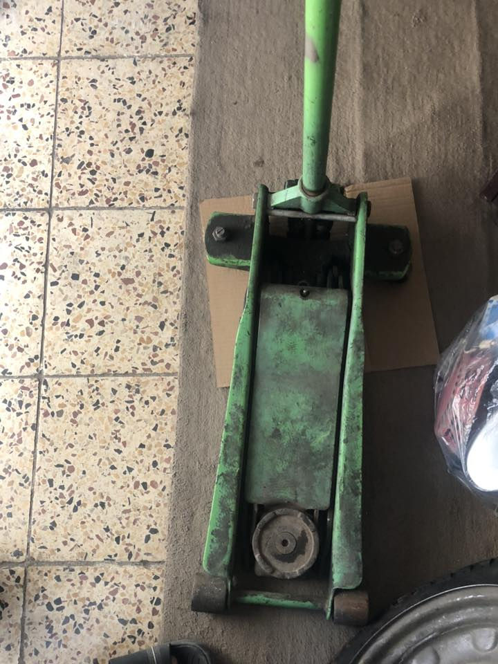 السلام عليكم جك مال سيارات ومدكه مال سييويل و خالعه مال تايرات وكمبريسر مال هوة ثنين واحد كهرباء وواحد بانزين كلهن ب600 بغداد الكرخ الرقم ***********
