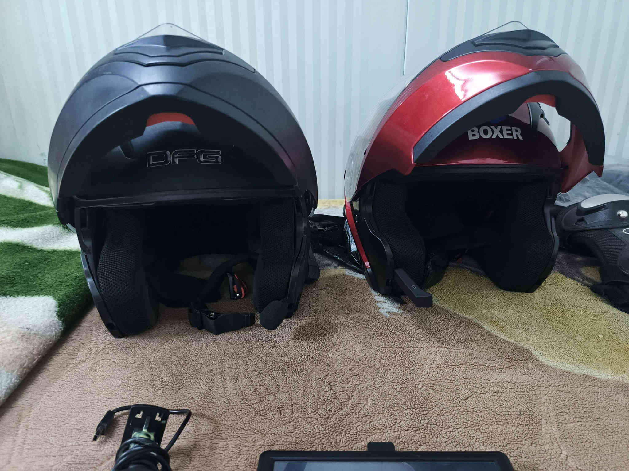 غراض للبيع ٢ خوذ فج قلاب ثنينهن بيهن بيهن سماعات نضيفات بس الحمرة الجامة مالتهة شوية مشخطة  وكسارات جديدات ستيل ثقيل وشاشة ترهم عل دراجة ما اعرف لنضامهة 
الخوذ الحمرة علا ٢٥
والسودة ب٣٥
الكسارات ب٣٠
والشاشة ب١٥ 
كامرة مغامرات بدقة 1080 شغالة علفحص قفلهة ٢٠
اسعار ثابتة رجاء بدون معامل والياخذهن شلع نتفاهم عليهن عنواني بغداد الحبيبية *********** مستعجل علا بيتعهن بدون معامل اسعار ثابتة بغداد
