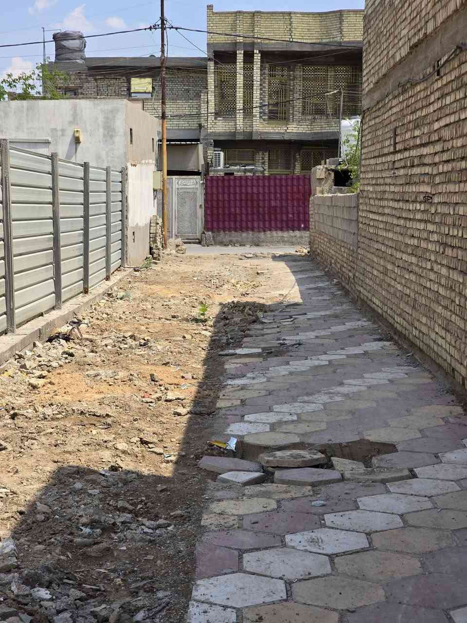 السلام عليكم بيت للبيع مساحة ٣٠٠
مع قطعة أرض مساحة ٢٠٠ 
يعني المساحة الكلية ٥٠٠ 
المكان بستان علي كمال التقاطع الاول على اليسار

موقع هادئ وجيد 
الاستفسار الاتصال على الرقم ***********
