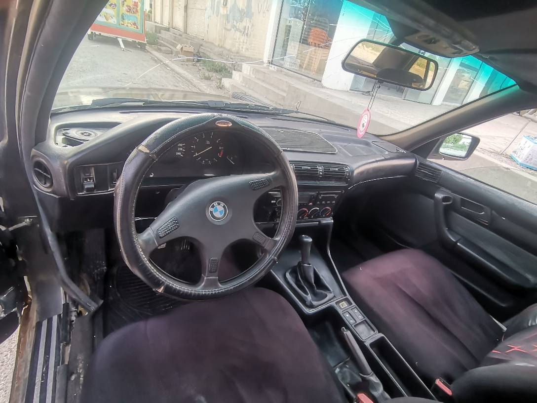 مۆدیل ١٩٩٠ مەکینە ٥٢٠ کرایتە ٥٢٥  مەکینە کەپسی گێر عادی ویل M  دوو جام کارەبای 
لێدانێکی لای پشتەوەی سەکنی هەیتی 
(٤١٠ ) هەزار غرامەی لەسەر بۆت دەگەرێنمەوە 
تحویل و غرامە و وەلگران و بڕاوە و گێر و مەکینەی کەمەک سەرف دەکات . (***********) واتساب. أربيل, العراق
