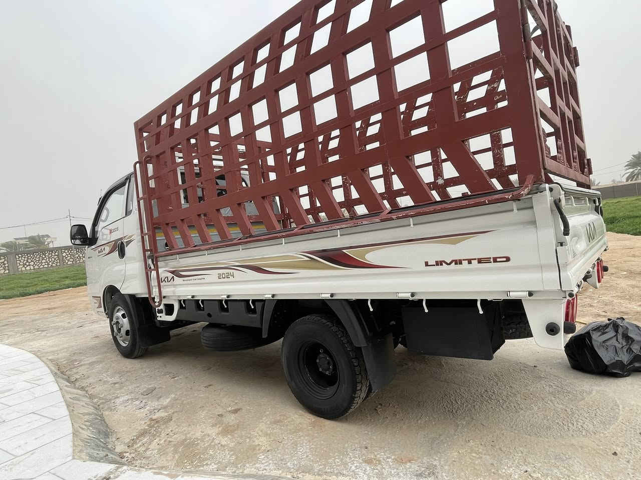 السلام عليكم 
كيا حمل موديل ٢٠٢٤ محرك ٤٠٠٠ مفتوح 
السيارة مكفولة كفالة عامة 
ماشيه ٨٣ الف كيلو متر 
السعر ٢٠٥ وبي مجال للشراي 
المحافظة بابل 
للاستفسار ***********
***********
