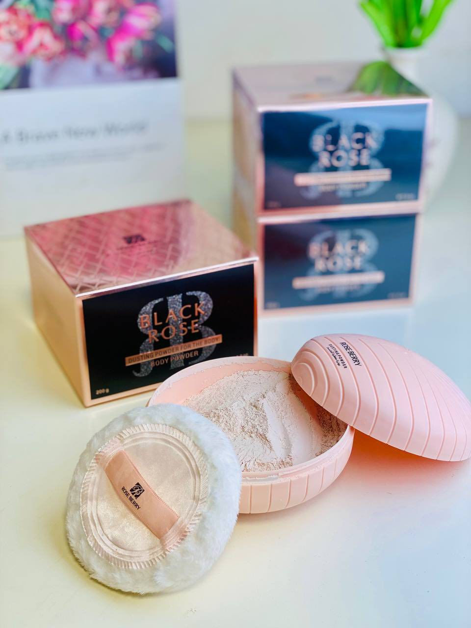 ⁨ باودر الجسم روز بيري من المنتجات اللي تحبها الناس هواية لأن تجمع بين الريحة الحلوة  😍😍😍والإحساس بالانتعاش. 
بودرة روز بيري 

Rose berry body powder coco  rose 💖 
مميزاتها:

رائحة ناعمة وثابتة: تنطي ريحة وردية هادية ومنعشة تبقى فترة طويلة.👇

امتصاص الرطوبة: ممتازة بعد الشاور أو في الأيام الحر، لأنها تزيل العرق والرطوبة.😍

ملمس حريري:تعوف البشرة ناعمة جدًا وملساء.✨💖

مناسبة للبشرة الحساسة: مكوناتها غالبًا بتكون خفيفة ومناسبة للبشرة الحساسة، بس دايمًا الأفضل اختبارها الأول.

طريقة الاستخدام:
1. بعد الشاور، على بشرة جافة.
2.اخذي كمية بسيطة باستخدام الباف اللي جاي مع الباودر.
3. طبقيها على الجسم، خصوصًا في المناطق اللي تتعرض للتعرق أو الاحتكاك زي تحت الإبط والرقبة.

نصائح مهمة:🤚

جربيها الأول على جزء صغير من الجسم لو بشرتك حساسة.
ممكن تستخدميها حتى على الرقبة وأماكن النبض لو حابة ريحتها تبقى واضحة أكثر 
لو تستخدمين عطر، حطي الباودر الأول حتى تثبّت الريحة أكثر 💯🤍

▪️▪️الحجم ٢٠٠ غرام 

السعر 10الف


**إذا كنت صاحب هذا الإعلان وتريد حذفه لأي سبب، رجاءا أرسل رسالة إلى الدعم الفني**