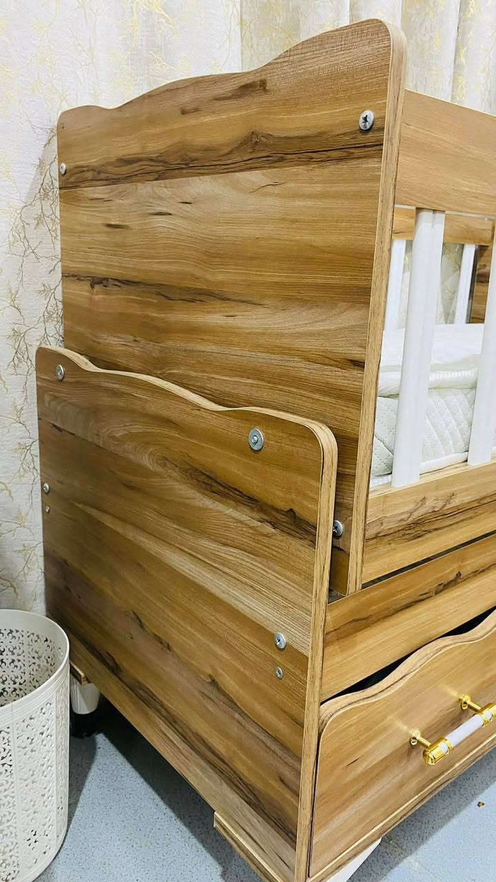 سرير طفل تركي جديد مامستخدم فقط مشدود وهزاز والمندر وياه هديه
السعر 90 الف وبيه مجال
للاتصال ***********
