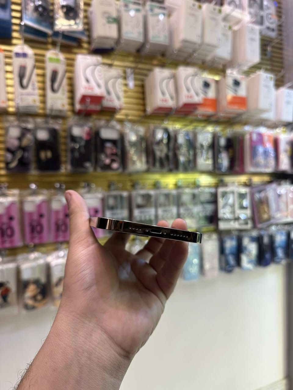 يالله ❤️
ايفون 14 برو ماكس 
ذاكره 256
بطاريه 100
الجهاز نضيف فوللل شخط ما بي عربي 
فقط البطاريه اصليه والباقي ضمان 
للبيع او مراوس بايفون السعر 790الف 
للتواصل ***********. ***********
