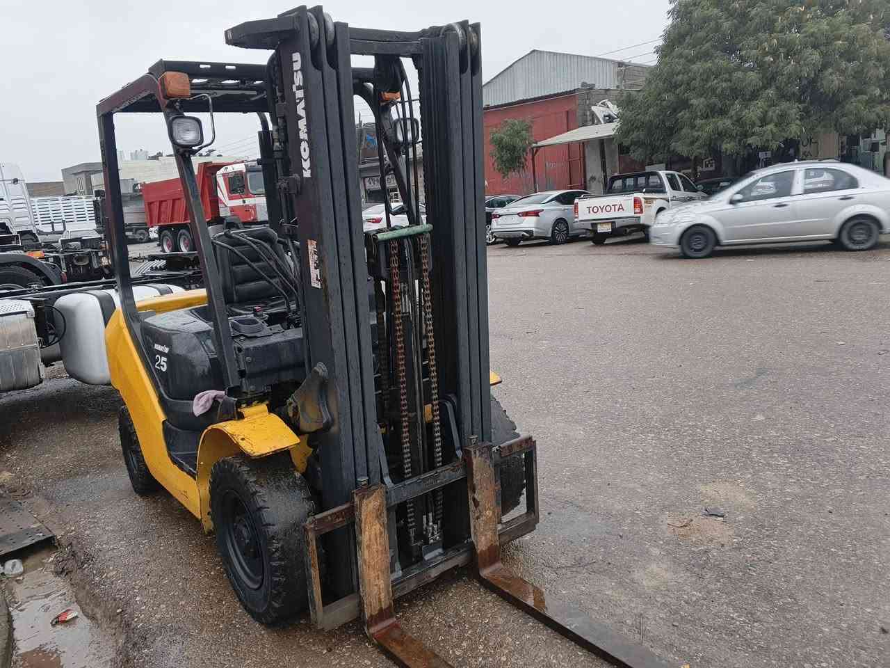 سلام عليكم
للبيع رافيعة كوماتسو
موديل 2009
3سلايت جوب حاوية 3حركة 
2.5طن اوراق كاتي منفيست 
مكان كلار سعر 63شوية مجال 
***********
