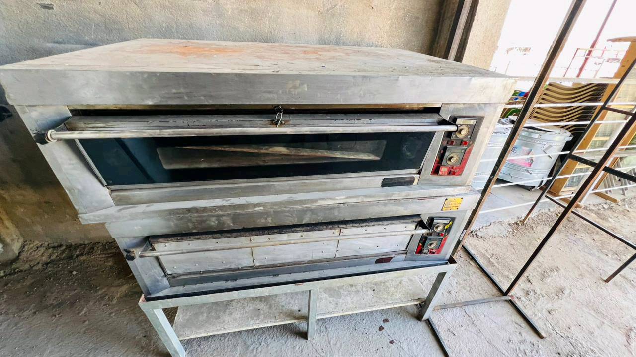 فرن عذاري حجم 90  طابقين 
خماره بابين  مع عربانه 2 
عجانه  ام الچيس 
ميز تزكاه  2 متر  
ميز عرض عدد 2 
45 صينيه 
بطل خماره 
منضم غاز عدد 2 
السعر 3700000
وبي مجال