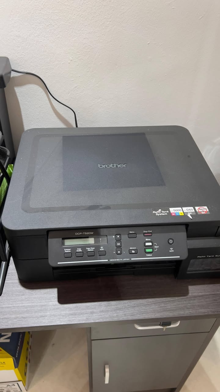 طابعة Brother نظيفة جداً اسعماله قليل رقم الموديل T520
طبع اسود وملون
وياها ميز خشب نظيف كلش
وياها تلافة مال ورق (شريدر)
ابيع كل الغراض سوية
السعر الكلي 200 الف وبيه مجال

للاستفسار واتس اب : ***********
