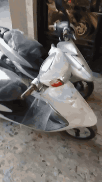 السلام وعليكم عندي دراجات اثنين للبيع لحد يكلي شبيھن ما بيھن اني ابيع عل وضعية ما عرف يشتغلن ويطفن ابيع طافيات السعر ثنينھن ٤٠٠ وبيھن شي بسيط مكاني مدينة الصدر للستفسار لاتصال ***********
