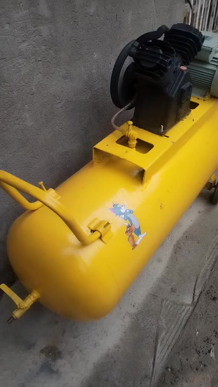 كمبريسر 200 التر سنكل للبيع الناصرية قضاء الشطره ***********
