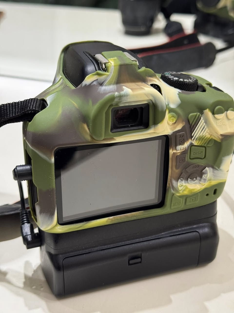 كاميرا كانون 
1300D
كاميرا بنظافة 90‎%‎ جديدة استخدامها فقط مناسبات وسفرات  محدده كلش يعني لا محل ولا مال مصور استخدام شخصي 
تصور صور و مقاطع فيديو
عدسة 
زوم 
وكب زوم 
كب للبطاريات 
غلاف حماية 
شاحنة مالتها الاصلية 
بطارية عدد 2 
كامرة جيدة ونظيفة جداً الله شاهد كارتونتها موجوده مالتها 
وجنطه لمحتوياتها موجوده وياها 
وياها HDR نقل للجهاز 
الله شاهد عليه يمكن كل سنة لو اشغلها اخذ بيها صور لو تبقى مضمومه 

للشراي فقط يتصل جزاكم الله خير الجزاء 
 موجوده واتساب واتصال ***********

* غير متواجد على الفيس
