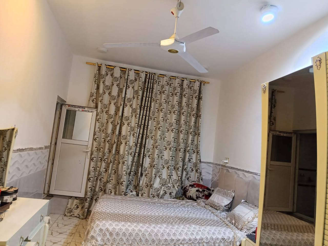 بيت للايجار مساحه 50متر ركن طابقين مقابيله ساحه شارعه 15 في حي الجامعه ***********
