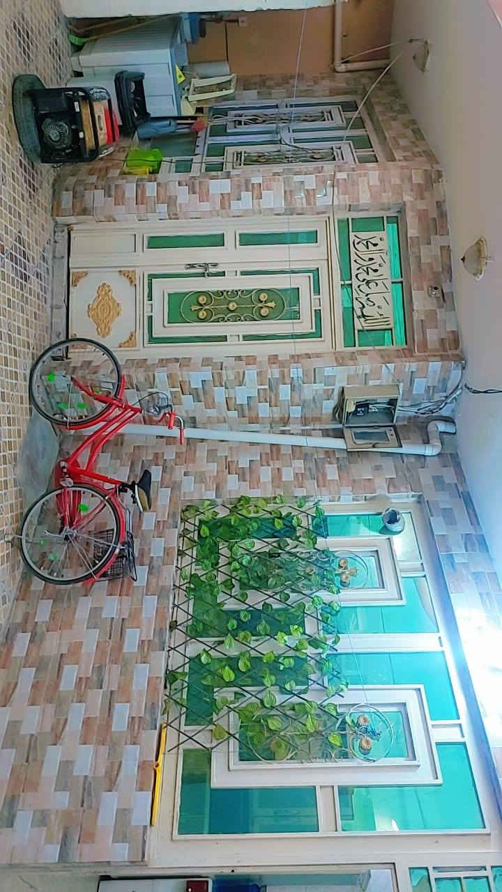 يوجد بيت للبيع خلف مطعم الموسوي مساحته 150متر طابقين والاثاث ايضا للبيع للاستفسار ***********

