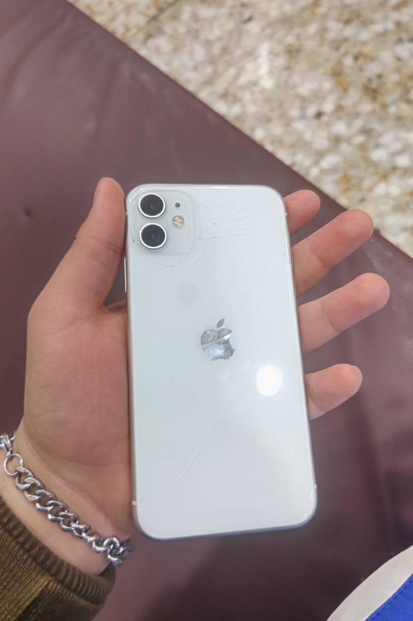 السلام عليكم ايفون 11 عادي أمريكي LLa 128  بطارية 72 فقط الشهر بي فطر الباقيه كفالة للبيع أو المراوس السعر 235 وبي مجال تفاصيل اكثر ***********
