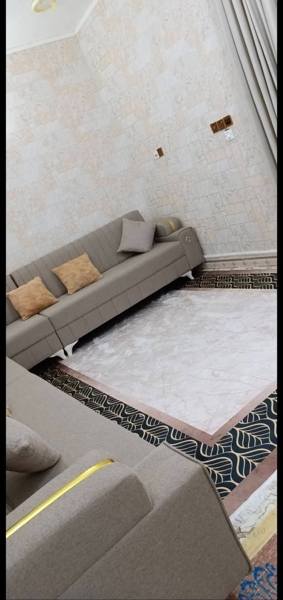 ياالله 
بيت خلفي للبيع بشهداء 
طابق ونص مساحه100م 
بناء حديث2022عكاده السعر٨٩قفل
للاستفسار وتساب وبخدمتكم ***********
