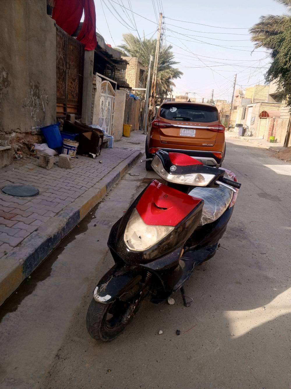 دراجة نارية سريعة بشكل أنيق، موديل حديث ومريح للاستخدام اليومي. الألوان مدمجة بين الأحمر والأسود، بحالة جيدة مع بعض العلامات الخفيفة من الاستخدام اليومي. مناسبة للتنقلات السريعة داخل المدينة.