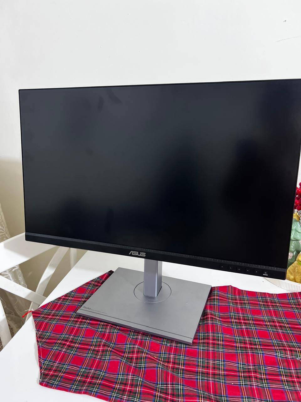 المواصفات الكاملة
📏 الحجم

 • 27 إنج

🖥️ الدقة

 • 4K UHD

 • ‎3840 × 2160�(دقة عالية جداً – أوضح من الـ Full HD بأربع مرات)

🎨 نوع اللوحة

 • IPS Panel

 • ألوان دقيقة جداً

 • زاوية رؤية واسعة

🎯 دقة الألوان

 • 100% sRGB

 • 100% Rec.709

 • معايرة مصنعية (ΔE < 2)�→ ممتازة للتصميم، الطباعة، المونتاج

⚡ معدل التحديث

 • 60Hz

🔌 المنافذ

 • USB-C (شحن + صورة + بيانات)�

 ◦ يشحن اللابتوب حتى 65W

 • 

 • DisplayPort

 • HDMI x2

 • USB Hub

 • مدخل سماعة 🎧

👁️ راحة العين

 • Flicker-Free

 • Low Blue Light�(تريح العين بالشغل الطويل)

🧍‍♀️ القاعدة

 • تعديل ارتفاع

 • ميلان

 • تدوير

 • Pivot (تخليها عامودية)

🗓️ تاريخ التصنيع

 • January 2025

🔥 مناسبة جداً لـ:

 • الشغل المكتبي الثقيل

 • أكسل وجداول كبيرة

 • الدراسة

 • التصميم

 • المونتاج

 • شغل الماستر والبحوث 👩‍🎓

بصراحة شاشة فخمة واحترافية مو عادية أبداً � 

ماخذيها ب 850 استخدام شهر بيها مجال اريدها ب 700 و بيها مجال


**إذا كنت صاحب هذا الإعلان وتريد حذفه لأي سبب، رجاءا أرسل رسالة إلى الدعم الفني**