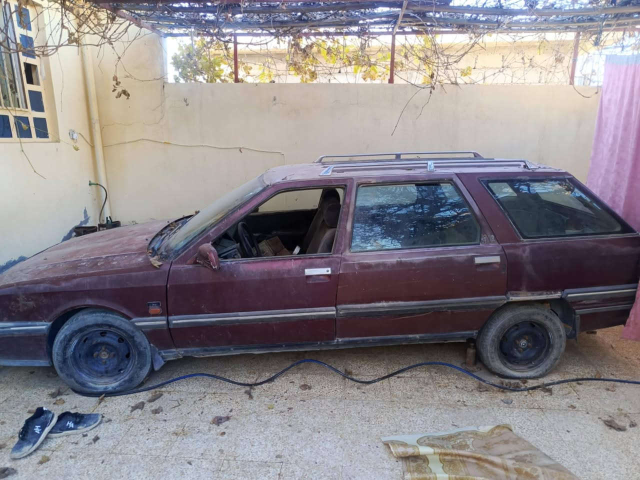 رينو ستيشن موديل 92 
رقم اخضر نينوى بيها وصل من المرور الشرعي موجود
سعر 4 ورقات
تواصل ***********
