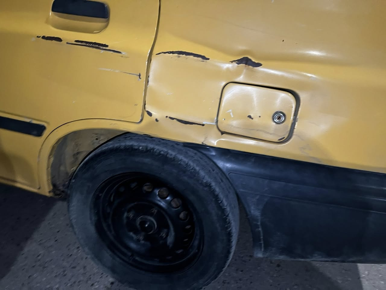 سلام عليكم سايبه مديل 2015 سياره بيه جملغ امامي جملغ خلفي شويه من الباب السايق سياره سنويه صاقطه مطلوبه المرور وهيه شواصي السياره مكفوله كير محرك السياره معروضه 28ورقه بيه مجال الستفسار***********
