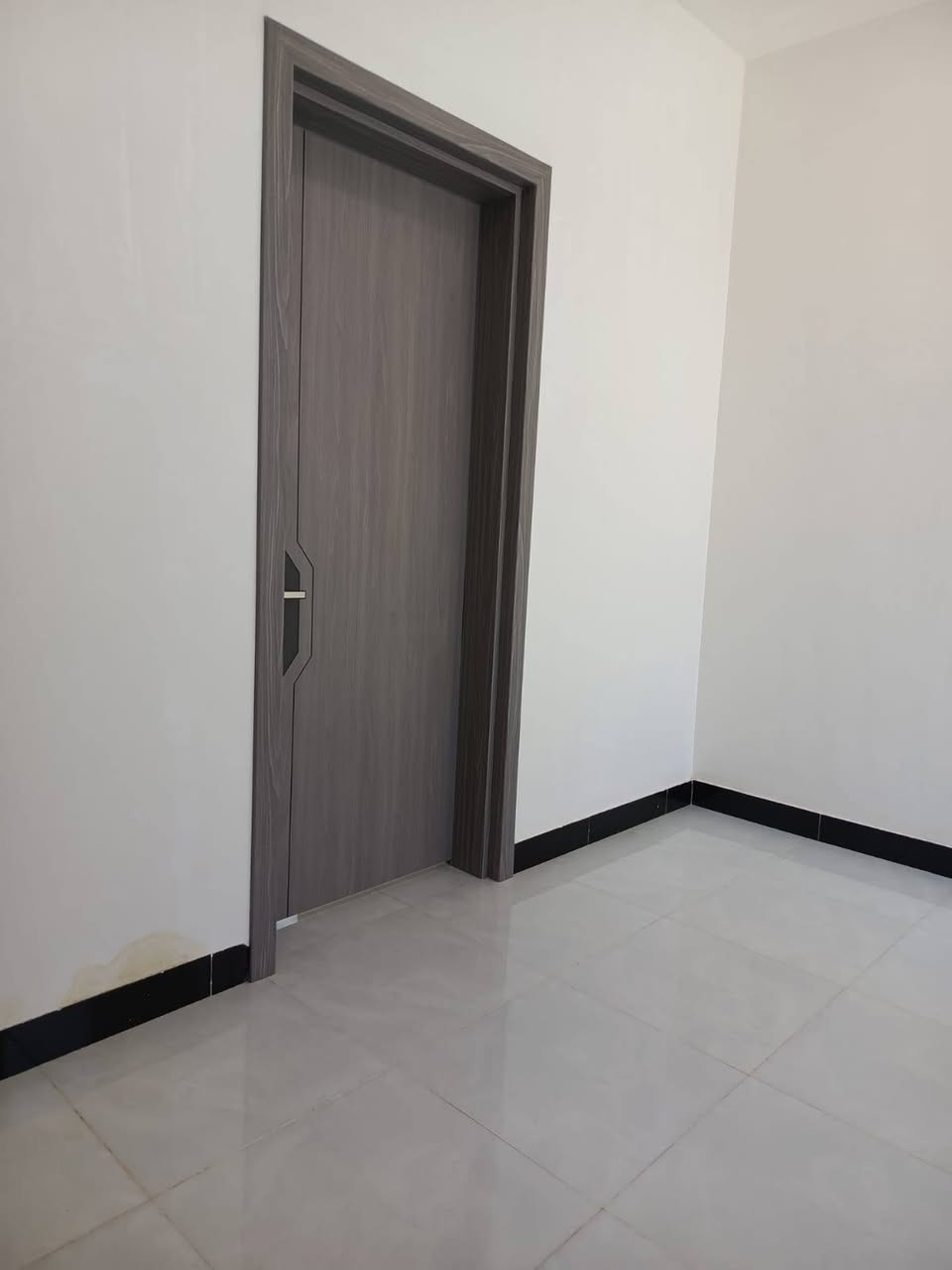 مشتمل طابق ونص الفلوجة بحي الأمين منطقة ال ١٦ ثاني قطعة عن شارع ٢٠ نافذ على شارع أربعين بناء طابوق حديث ضلع منفصل وسقف منفصل للبيع المساحة ١٢٥ متر الوجه ٦ وربع ونزال ٢٠

السعر المطلوب بي ١١٠ مليون وبي مجال للاستفسار الاتصال على الارقام التالية

*********** واتساب
***********
نوع العقار طابو صرف سند وبي إجازة بناء
