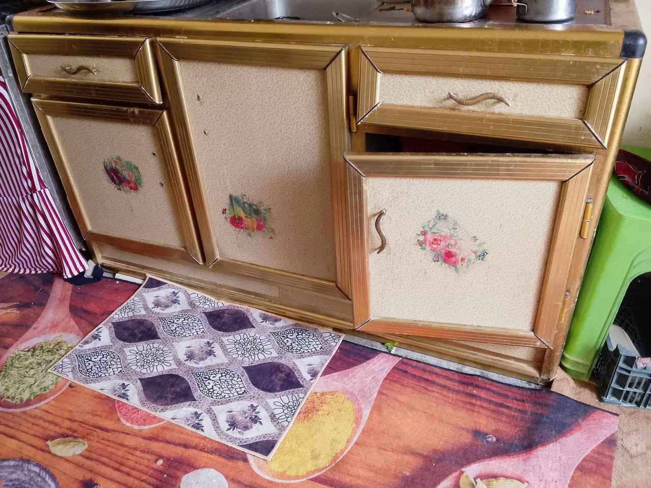 السلام عليكم غراض للبيع للاتصال عل رقم ***********
