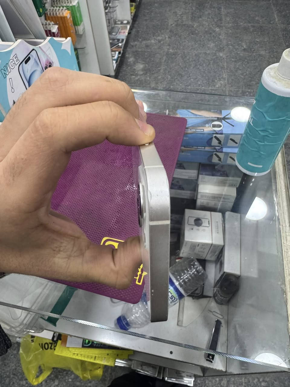 ايفون ١٣ عادي
للبيع ذاكره ١٢٨ 
بطاريه ٨٠٪؜
الجهاز شرق اوسط 
فقط بي طخه بالشاصي موضحه بالصوره 
الجهاز تك سيمكارت
الجهاز وياه  كارتونته 
ضمان ماستر
العنوان بغداد الدوره جمعيه خير الله 
السعر ٣٩٠ 
الرقم 
***********
التواصل فقط عبر الواتساب او اتصال
