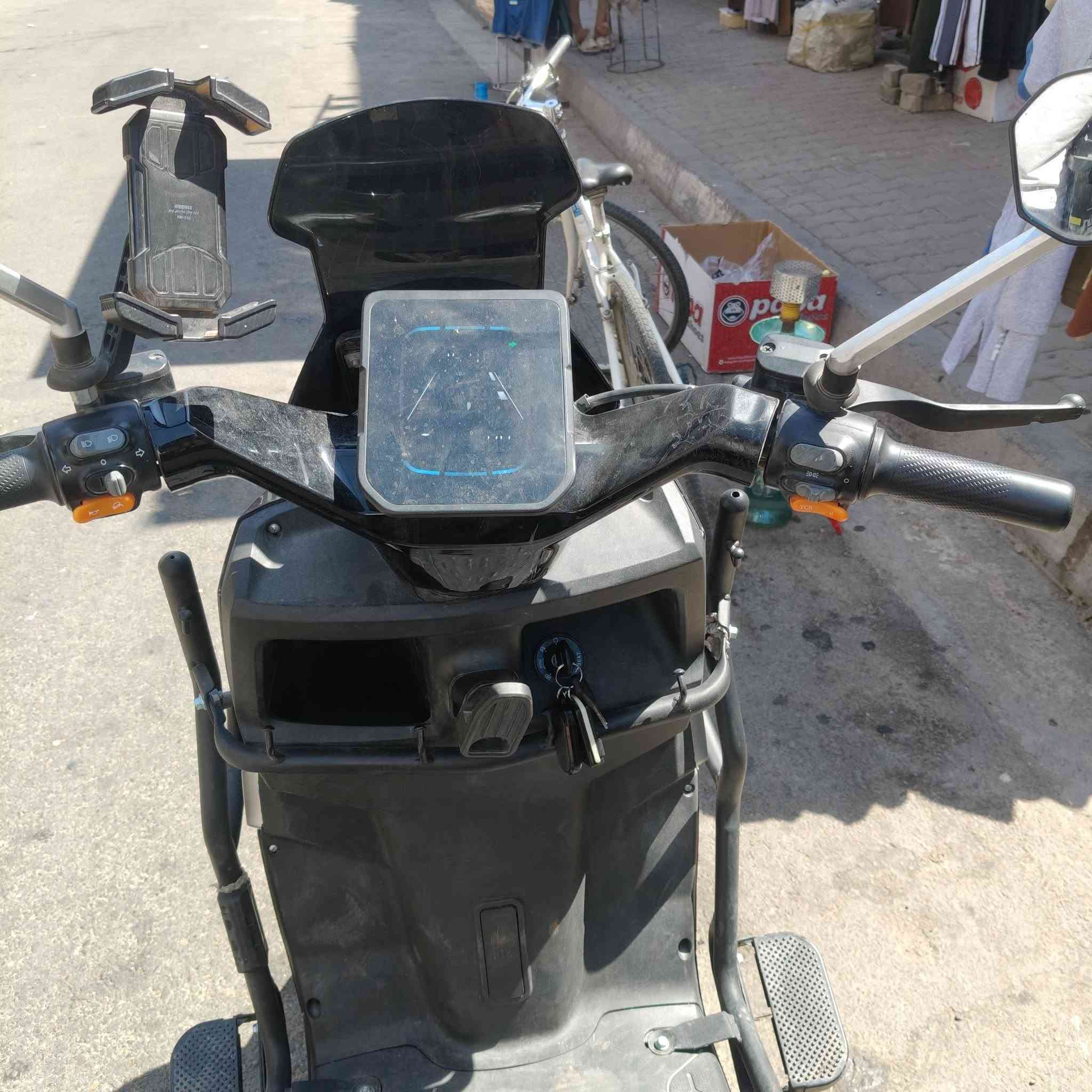 دراجه صاعقه الملف 2000 
بطاريات 6 نوع مسطره بعدهن جديدات
بصمتين ودبل سويج
بك خلفي
السعر 900الف وبيها مجال بسيط
***********
عنوان بغداد كرخ
