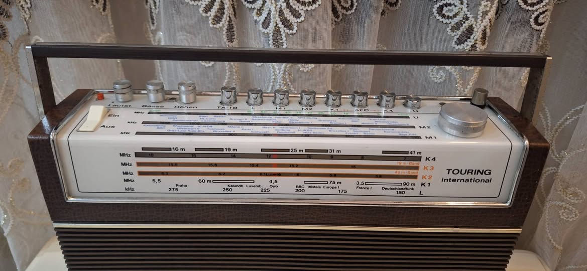 رادیو اي تي تي   ITT  ا الصنع  الماني اصلي1971 
يعمل على الكهرباء 220 فول   
المباشر او بطاريات عدد6 کبیر  
موجات رادیو FM MW1 MW2  LW KW 1234
للحجز مراسلة الصفحة او مراسلة واتساب على الرقم ***********
