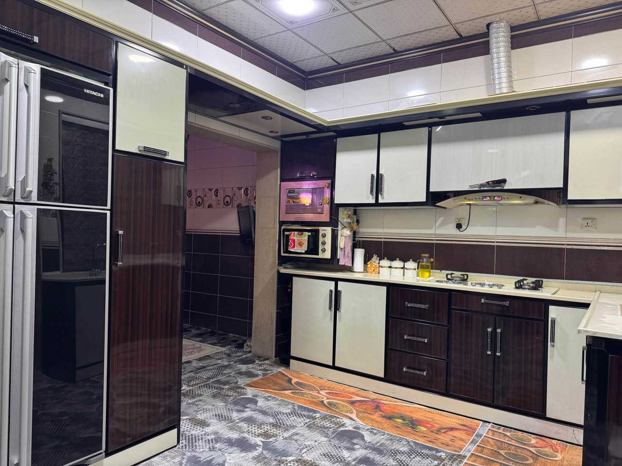 كوردى - عربي 

-  كەوانتەر طەخما مەتبەخێ مواد المنيوم مستعمله و رەنگێ ڕەش و حلیبی بۆ فروتنێ يه و كامل قياس پترە ژ ١٠ مترا دگەل پارچا سەری معلق کامل ، گەلەکا پاقژو چاڤدایە و کامل بانێ وێ مەرمەڕێ لاوه و اصليه. هاتيه چێکرن ژ موادێ لاوو اصلي. 

سعر : 8 وەرەقە و  پیچەکا مجالی . 

- طخم مطبخ كوانتر مواد المنيوم للبيع عشر امتار تقريبا لون اسود و حلیبی ويا المعلق طبعا مستعمل بس كلش النظيف و ممتاز، سقف كامل مرمر اصلي و جديد ، كوانتر مصنعة من مواد اصلي.

عنوان: دهوك. 

سعر : 800$ و بها مجال للطيبين. 

Tel: *********** واتساب و فايبر موجود دهوك, العراق
