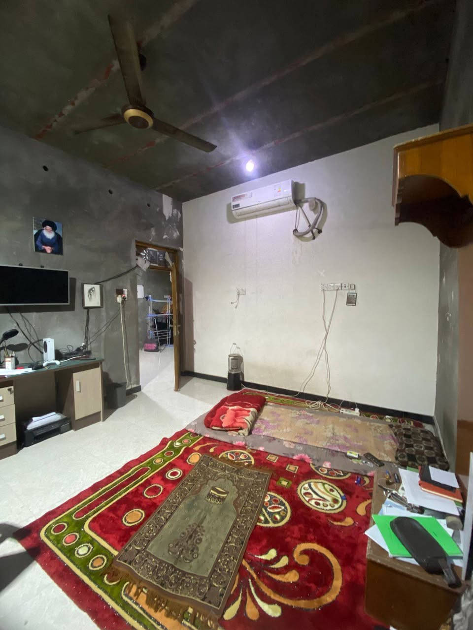 السلام عليكم جميعاً تحية طيبة
يتوفر بيت للبيع طابو صرف عالي عن الشارع في الحيانية / التأميم / شارع البلدية الشارع المقابل للمجلس البلدي ( احمد حنون ) والركن الثاني مقابل باب المستوصف مساحة البيت 150 متر طابق ونصف / الطابق الأرضي يحتوي ع غرف نوم عدد 2 + موزع + صحيات داخلية + مطبخ + هول + استقبال + صحيات خارجية عدد 2 
الطابق الاول يحتوي ع غرف نوم عدد 2 + موزع + صحيات 
البناء قديم بحالة  جيدة السقف  عكادة واغلب اجزاء البيت تم ترميمها حديثاً الطابق الأرضي مقسوم نصفين البيت يصلح للسكن اذا كانت العائلة كبيرة ويصلح للأستثمار (ايجار) سعر البيت 105 مليون قابل للتفاوض للتواصل والاستفسار الاتصال ع الرقم ***********//***********
